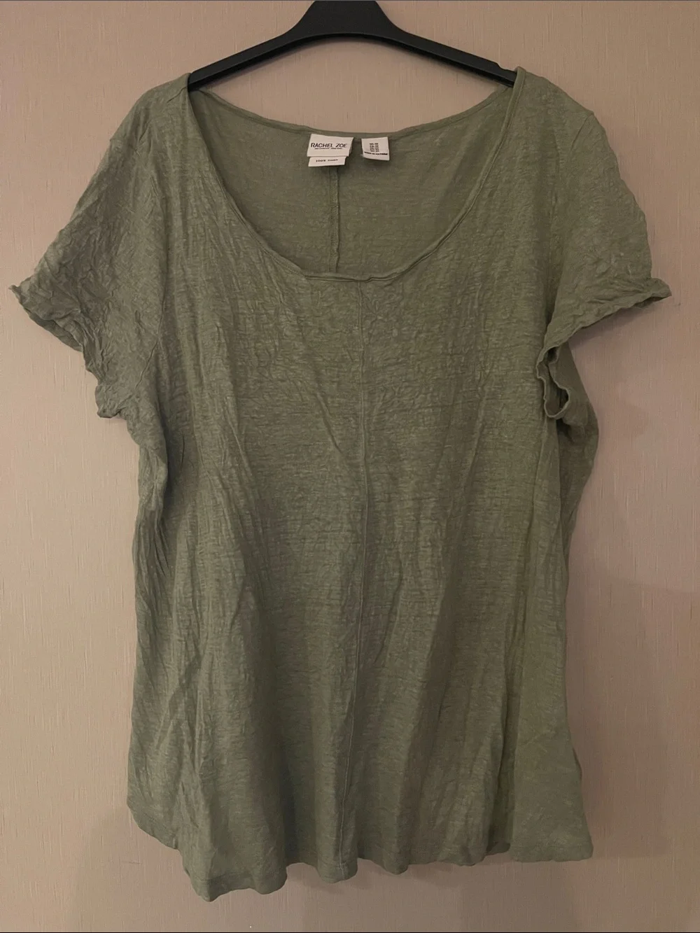 Rachel Zoe 1x plus linen Relaxed Scoop Neck Short Sleeve Top in Olive